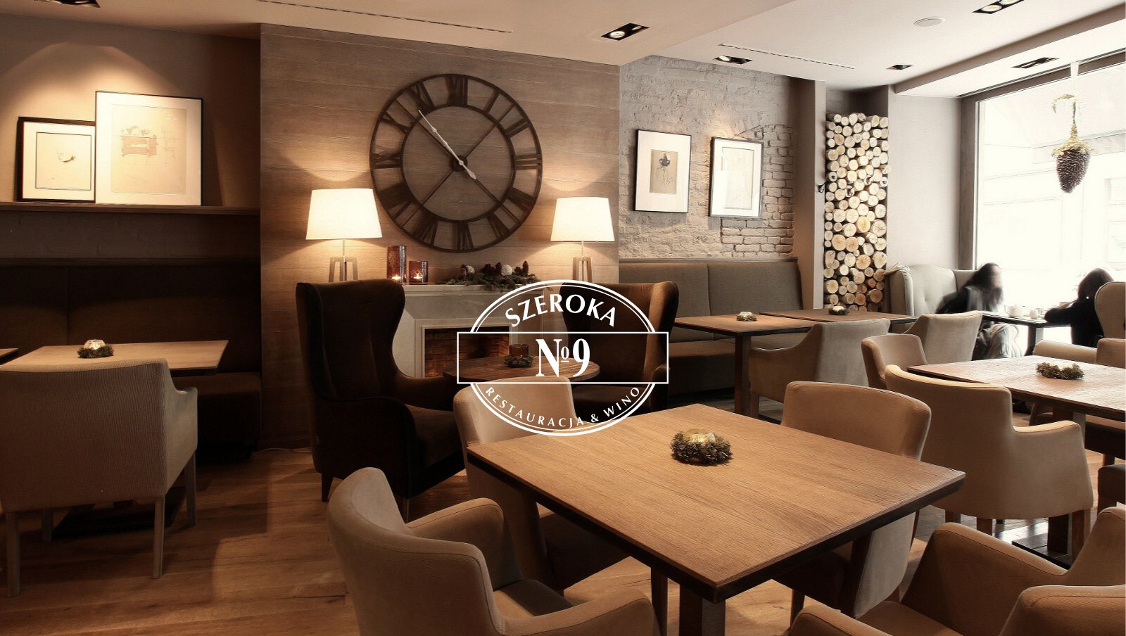 Wnętrze restauracji Szerokiej nr 9. Przytulna jadalnia ze stołami, krzesłami i dużym zegarem.